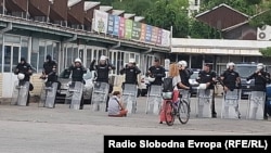Policija i demonstranti ispred jednog od ulaza na Novosadski sajam, 14. jul 2025.