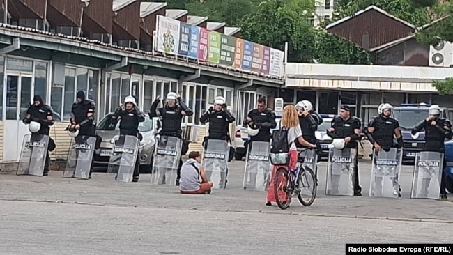 Policija i demonstranti ispred jednog od ulaza na Novosadski sajam, 14. jul 2025.