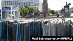 Полицейские барьеры, собранные в одном месте. Алматы, 29 мая 2014 года. 