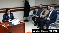 Procesul Evgheniei Guțul: Procuroarea Cristina Gladcov (la masă) și susținătorii Evgheniei Guțul, inclusiv mama sa, Ana Buiuclî (în centru), în primul rând.