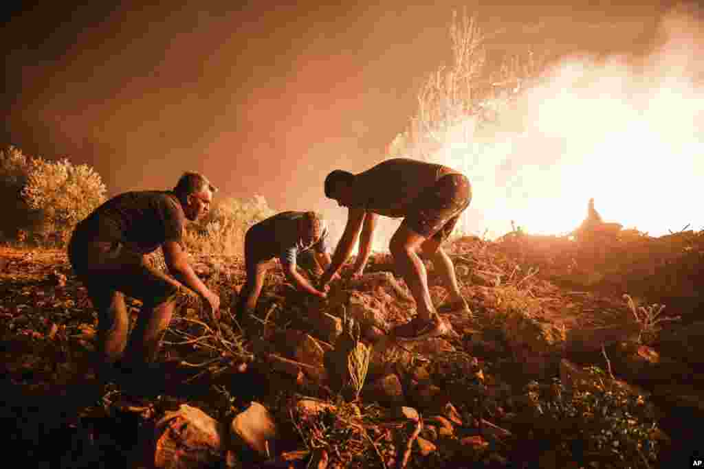Mještani u akciji gašenja požara u selu Kirli kod grada Manavgata, 30. juli.