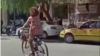 تصویری از ویدئوی زن دوچرخه‌سوار که روز دوشنبه در شبکه‌های اجتماعی منتشر شد.