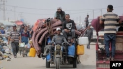 Palestinieni fug din zonele nesigure din Rafah, 28 mai 2024.