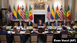 Predsednik SAD Donald Tramp na sastanku u Beloj kući s predsednicima Gabona, Gvineje Bisao, Liberije, Mauritanije i Senegala, 9. jul 2025.