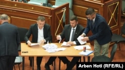 Numërimi i votave në seancën e 27 prillit.