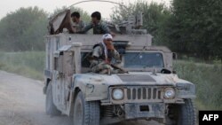 Janyndan geçen bombaçy “Humvee” harby ulagyny ulandy.