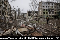 Український військовослужбовець проходить повз зруйновані російськими ударами житлові будинки, Костянтинівка, Донецька область, 20 грудня 2025 року