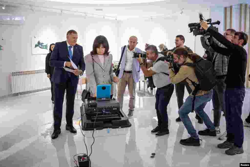 Milorad Dodik, predsjednik Stranke nezavisnih socijaldemokrata (SNSD) glasa u Banja Luci. Prema preliminarnim rezultatima na izborima za predsjednika entiteta Republika Srpska vodi Savo Minić (SNSD) s oko 202.000 glasova,