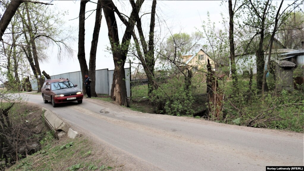 Мост через «вонючую» речку, находящийся в аварийном состоянии. Талгарский район, Алматинская область, 18 апреля 2021 года.