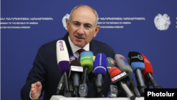 Վարչապետ Նիկոլ Փաշինյանը ճեպազրույցի ժամանակ, արխիվ