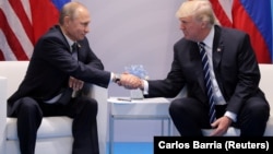 Президент США Дональд Трамп (п) и президент России Владимир Путин во время встречи на саммите «Группы двадцати» в Гамбурге, 7 июля 2017 год