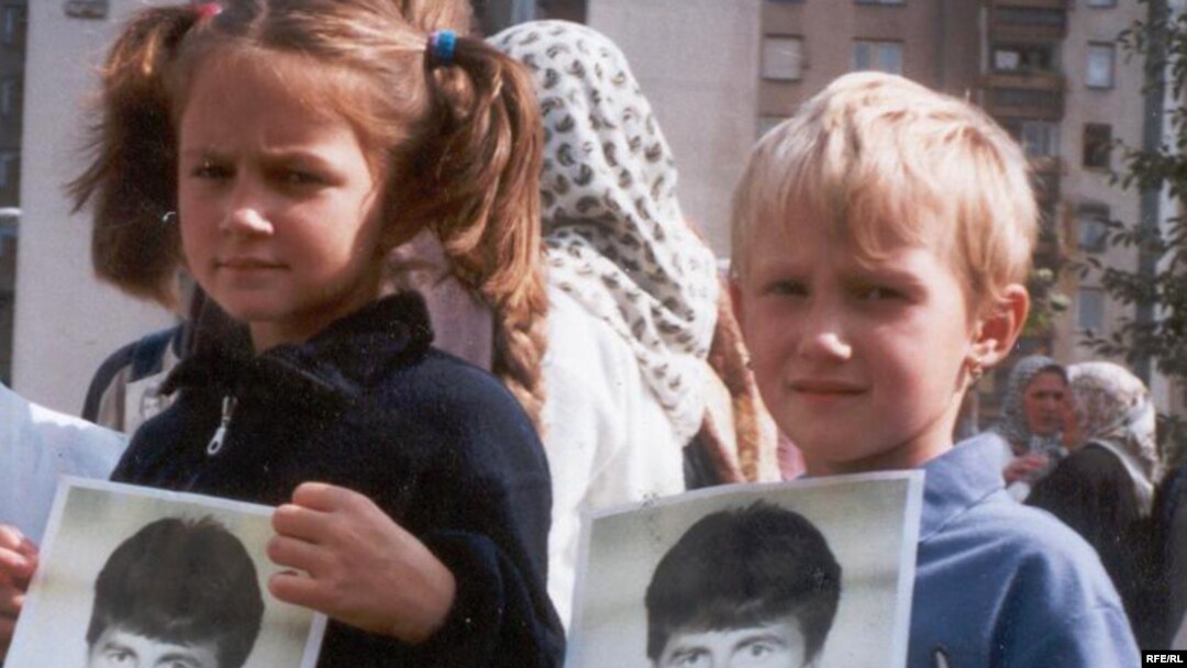 Djeca Srebrenice sa fotografijama nestalih rodjaka