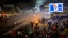 Policija koristi vodene topove da rastera demonstrante tokom protesta protiv vlade izraelskog premijera Benjamina Netanyahua i poziva na oslobađanje talaca koje u Pojasu Gaze drži militantna grupa Hamas, u Tel Avivu, Izrael, u subotu, 25. maja 2024. 