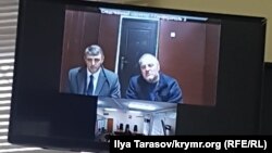 Адвокат Олексій Ладін (л) та активіст Едем Бекіров (п) під час відеозв'язку із судом, 10 січня 2019 року