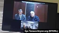 Адвокат Олексій Ладін (л) та активіст Едем Бекіров (п) під час відеозв'язку із судом, 10 січня 2019 року