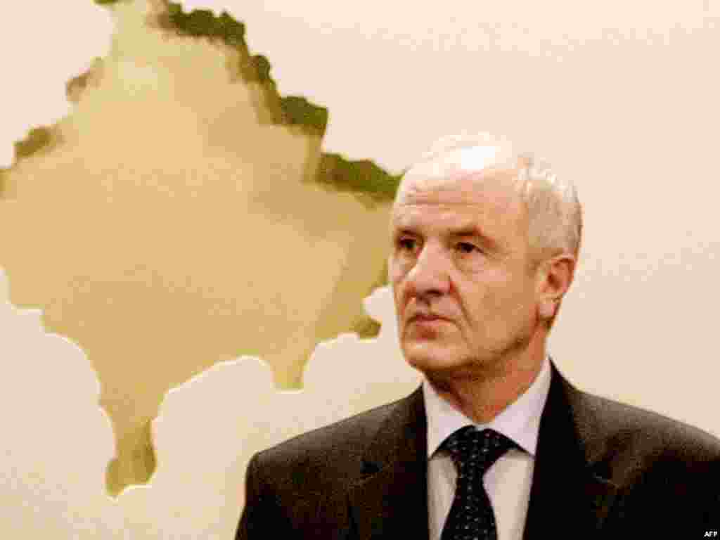 27 maj '09 - Presidenti i Kosovës, Fatmir Sejdiu, ka anuluar vizitën në Republikën e Maqedonisë, të planifikuar për datën 28 maj. Në një komunikatë të lëshuar nga kabineti i presidentit thuhej se vendimi për të anuluar vizitën në Maqedoni ka pasuar vendimin e palës maqedonase për ta ndryshuar karakterin e vizitës. Vendimi i Sejdiut u mbështet nga kryeministri Thaçi, si dhe nga përfaqësues të partive politike dhe analistë.