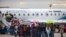 Oameni curioşi să vadă un avion la show-ul aviatic din septembrie 2016