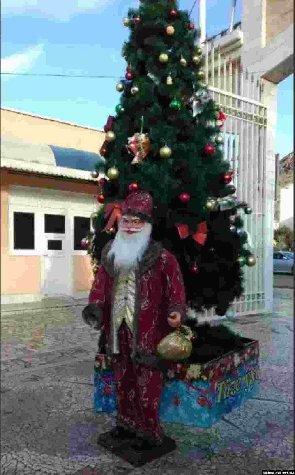 Türkmenbaşy şäherindäki Täze ýyl arçasy we Santa Klaus.
