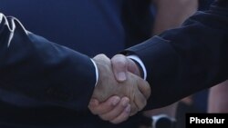 ارشیف، انځور تزئیني بڼه لري.