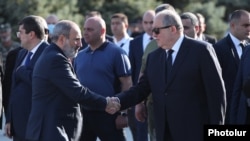 Armenia - President Armen Sarkissian (R) and Prime Minister Nikol Pashinian shake hands at the Yerablur Military Pantheon, Yerevan, September 21, 2021.