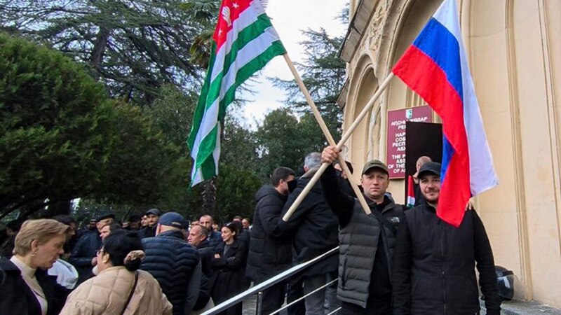 მიტინგი არ იშლება, ბჟანიას გადადგომის მოლოდინში – “მისთვის სოჭიდან ორი ვერტმფრენი ჩაფრინდა”
