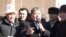 Мелис Мырзакматов (в центре) выступает перед своими сторонниками на митинге в Оше. 15 января 2014 года.