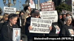 Porodice žrtava požara u diskoteci u Kočanima na protestu u Skoplju, 15. novembar 2025.