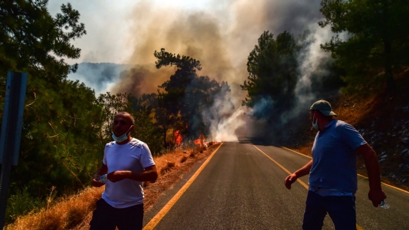 Осум загинати во пожарите во Турција 