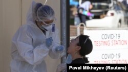 Олмаотадаги COVID-19 учун тест топшириш маскани, 2020 йил 13 июли.
