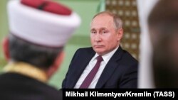 Владимир Путин в аннексированном Крыму, иллюстративное фото