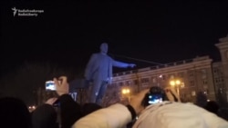 Soviet-Era Monument Torn Down In Eastern Ukraine