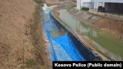 Najloni i dëmtuar në bajpasin e kanalit të Ibër-Lepencit.