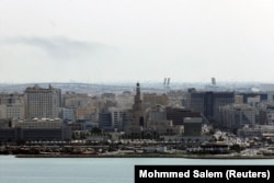 Дим у небі після вибухів, які було чути в Досі, Катар, 28 лютого 2026 року