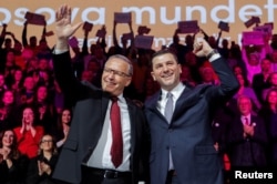 Bedri Hamza (majtas) e synon pozitën e kryetarit të Partisë Demokratike të Kosovës, pas dorëheqjes së Memli Krasniqit.