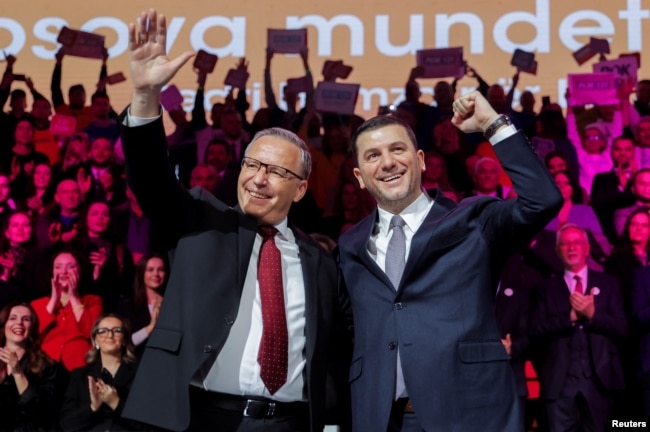 Bedri Hamza (majtas) e synon pozitën e kryetarit të Partisë Demokratike të Kosovës, pas dorëheqjes së Memli Krasniqit.