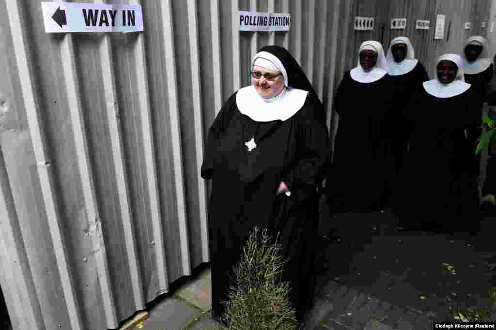 چند راهبه در یکی از مکان های رای گیری در لندن