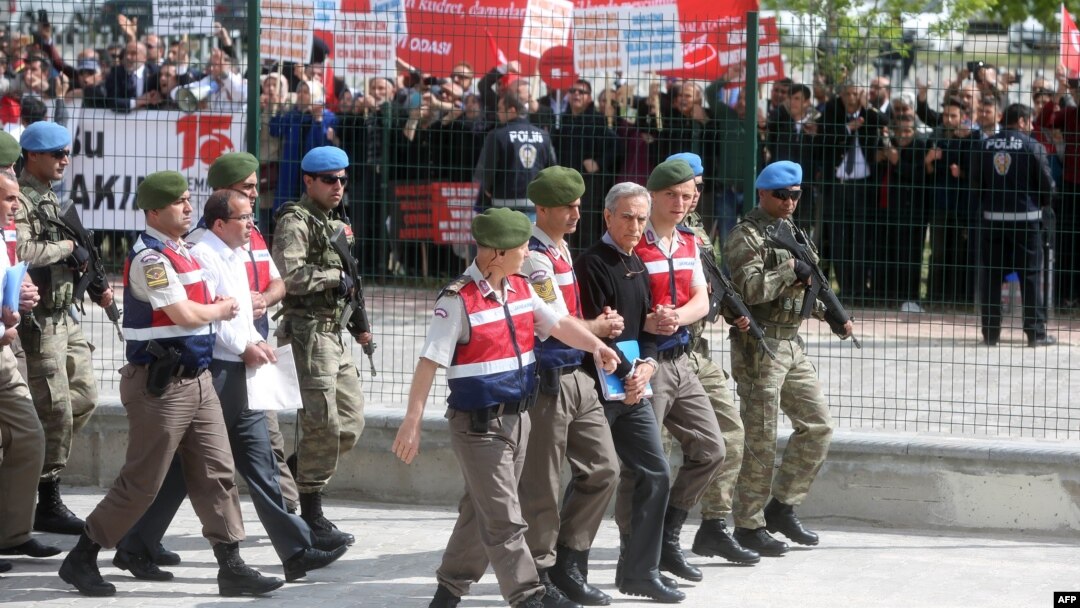 Підсудних конвоюють до зали суду перед демонстрантами й пресою. Перший із підконвойних – колишній командувач ВПС Акин Озтюрк