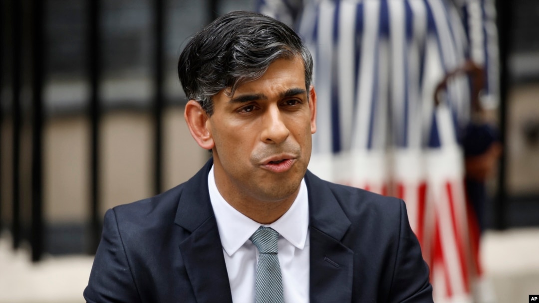 Rishi Sunak, prim-ministrul demisionar al Partidului Conservator din Marea Britanie, se adresează presei. Vineri, 5 iulie 2024.