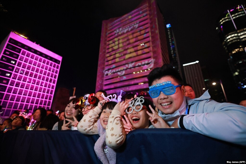 Njerëzit duke shikuar koncerte dhe spektakël fishekzjarrësh për festimin e Vitit të Ri në Hong Kong.