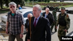 Представник Спеціальної місії ОБСЄ в Україні Марк Етерінґтон (с) очолює групу для переговорів із сепаратистами, Слов’янськ, 27 квітня 2014 року