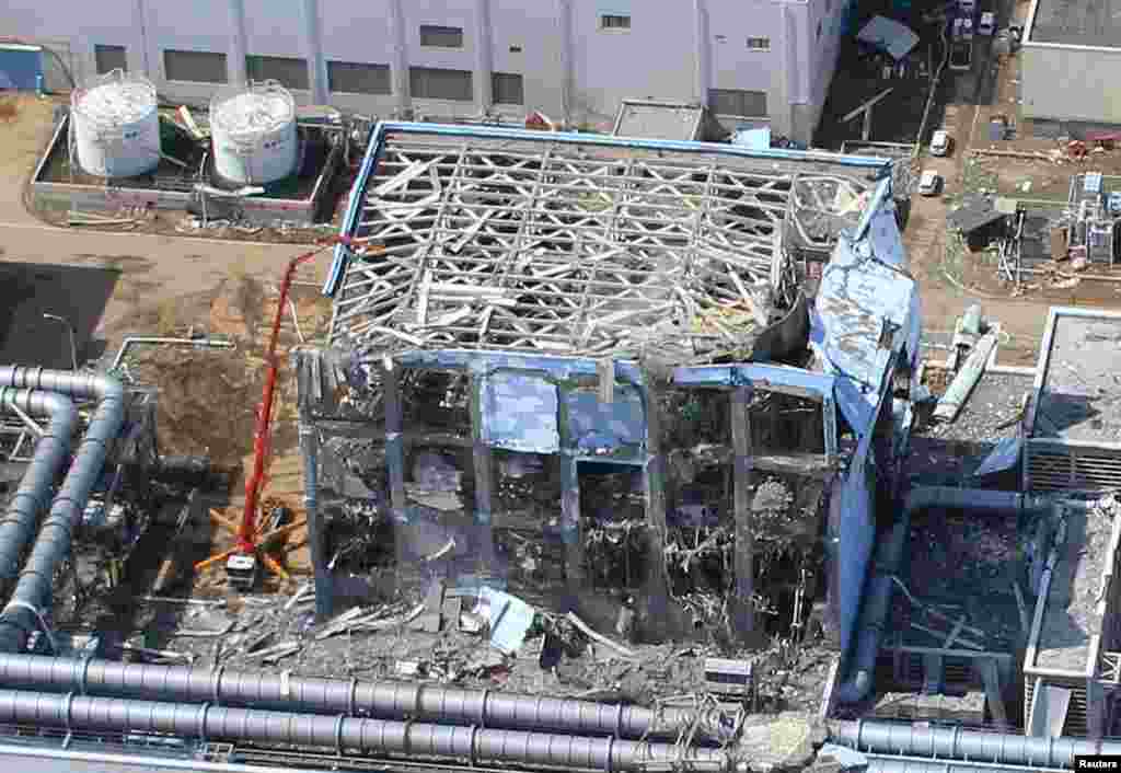 Вигляд згори на атомну електростанцію &laquo;Фукусіма-1&raquo; після серії вибухів і пожеж, 24 березня 2011 року