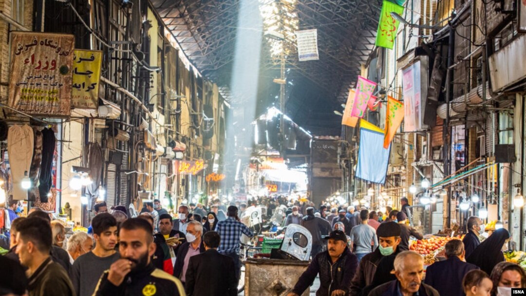 تراکم جمعیت بازار قزوین در شرایط شناسایی چندین‌ مورد ویروس جهش‌یافته در این شهر