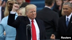 АҚШ президенті Дональд Трамп ұлықтау рәсімінде тұр. Вашингтон, 20 қаңтар 2017 жыл. 