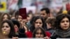 Demonstranti okupljeni 24. januara 2025. godine ispred zgrade vlade u centru Beograda, nakon što su organizatori studentskih protesta pozvali na generalni štrajk povodom tragičnog urušavanja krova željezničke stanice u novembru 2024. godine