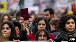 Demonstranti okupljeni 24. januara 2025. godine ispred zgrade vlade u centru Beograda, nakon što su organizatori studentskih protesta pozvali na generalni štrajk povodom tragičnog urušavanja krova željezničke stanice u novembru 2024. godine