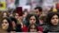 Demonstranti okupljeni 24. januara 2025. godine ispred zgrade vlade u centru Beograda, nakon što su organizatori studentskih protesta pozvali na generalni štrajk povodom tragičnog urušavanja krova željezničke stanice u novembru 2024. godine
