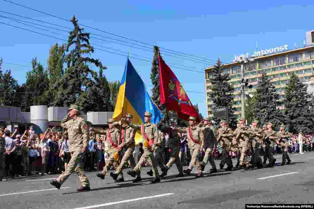 Першими під час параду у Запорожжі крокували бійці 55-ї окремої артбригади, що несли державний прапор та прапор Запорізької області. Сьогодні на честь свята частині було присвоєно назву &laquo;Запорізька Січ&raquo;