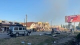 Житель Константиновки возле разрушенного российским авиаударом дома, в котором под завалами ищут его мать. 8 мая 2025 года