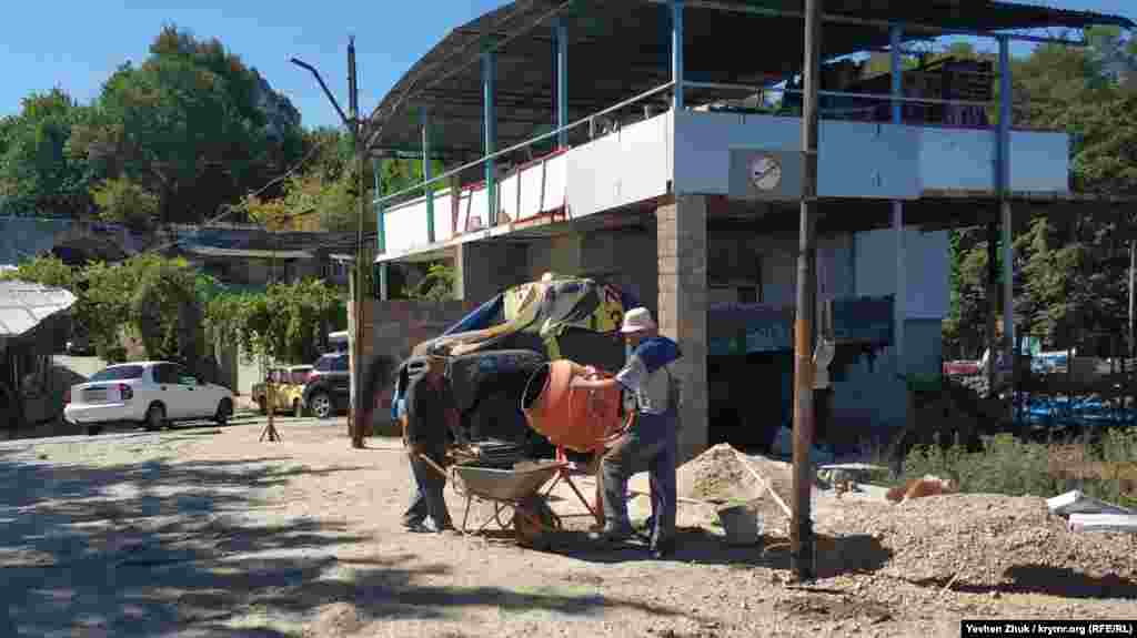 Рабочие ремонтируют бетонный причал в Аполлоновой бухте