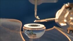 رباتی که آب مروارید چشم را جراحی می‌کند